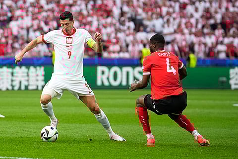 Robert Lewandowski fights for the ball with Kevin Danso
